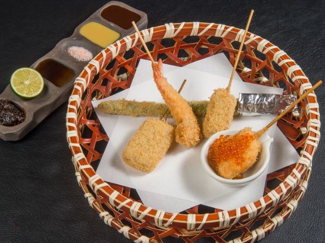 可以品尝到刚炸好的时令食材串炸的奢华空间