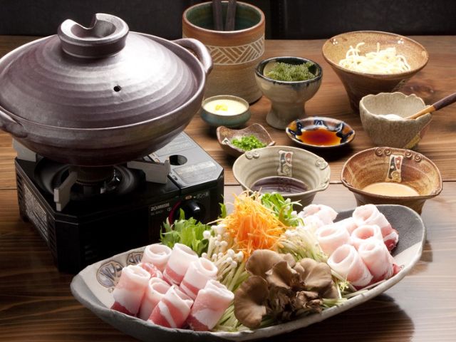 Enjoy Okinawan cuisine while admiring the blue sea and sugarcane fields
