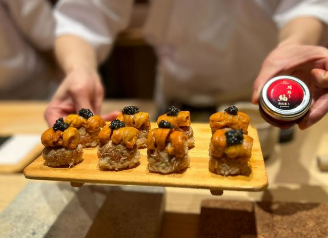 16,500 JPY에 무제한 음료 옵션과 투명한 청구서를 제공하는 "Sushi Yu Tsumugi"는 사용자 친화적인 스시(초밥) 다이닝 경험을 제공합니다.