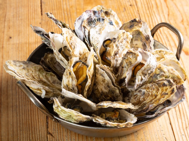 Toast oysters brought in from Okayama with craft beer!