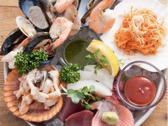 자연 와인과 함께 이탈리아 기반의 해물 요리 요리를 즐기세요