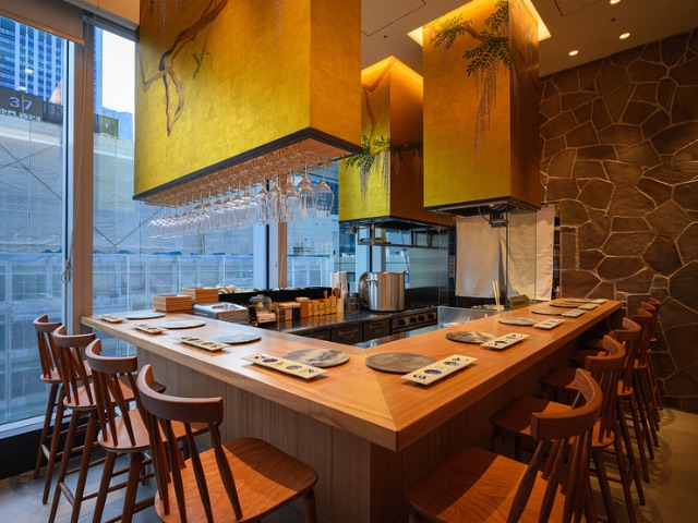 Deep-fried skewers made with carefully selected ingredients, served with a selection of wines and sake