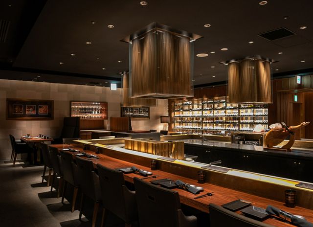 Indulge in wine and kushikatsu with a hotel-like style.