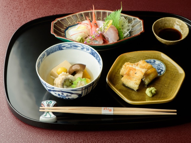 享受特色鰻魚料理和懷石料理，並被美麗的自然環繞