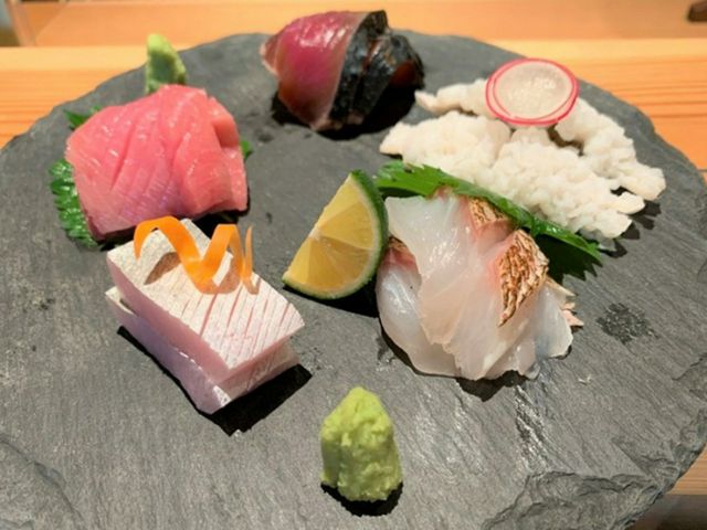Indulge in robatayaki and the changing flavors of sake with temperature.