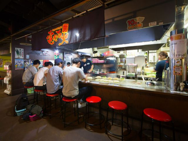A summer trip to Hiroshima involves exploring local specialties with Hiroshima Electric Railway. Here are five recommended gourmet restaurants showcasing regional pride.