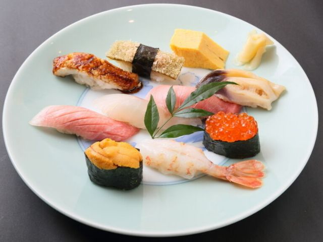 立食風格享受的，使用鹽釜的新鮮海鮮製作的上等壽司