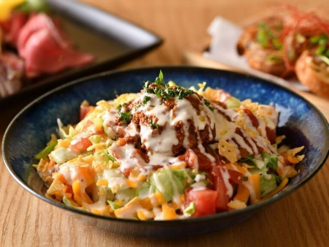 充滿娛樂的空間中享受美食與音樂