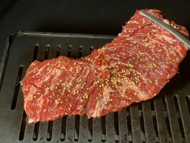 设有酒吧柜台的时尚烧肉店