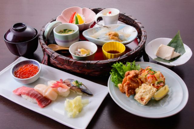 Enjoy exquisite cuisine and fine sake at a long-established restaurant along the Otaru Canal.
