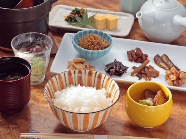 Enjoying chirimen sansho and Kyoto tsukudani with freshly cooked rice.
