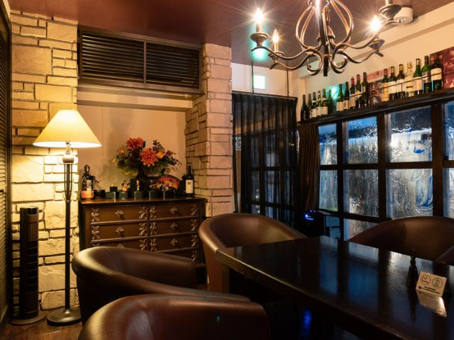 Carefully selected junmai sake and wine enhance the adult experience.