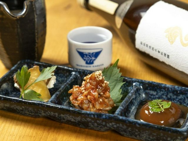 Enjoy the pairing of smoked dishes made with seasonal ingredients and Japanese sake.