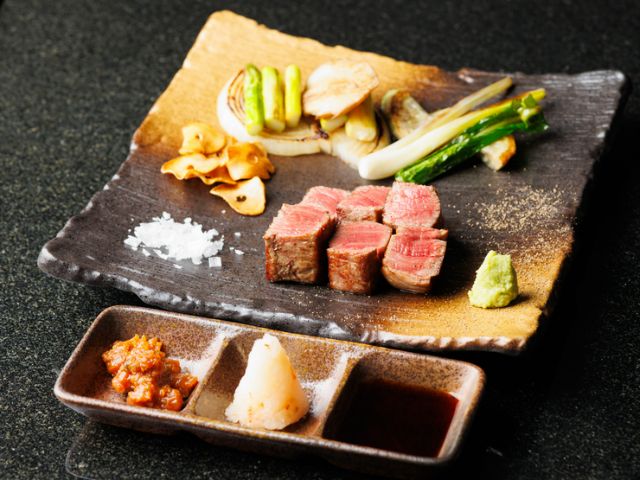 Teppanyaki enjoyed while gazing at an aquarium reminiscent of the sea in Okinawa.