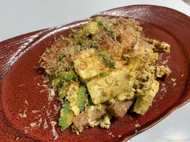 用宫古岛的食材制作的冲绳料理大快朵颐