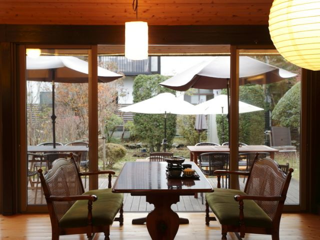 在翻新古民家的店內，邊用餐邊欣賞庭園的美景