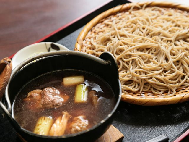 历史和传统自豪的蕎麦处,尽情享受香气四溢的蕎麦和精选食材