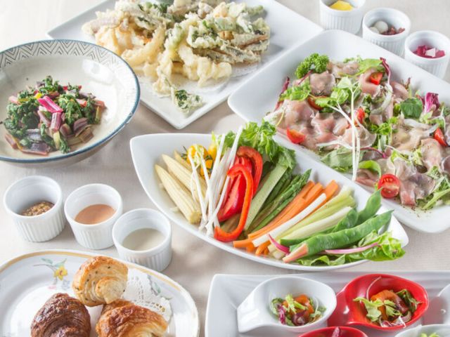 Enjoy French cuisine with a stunning view of Lake Shinji.
