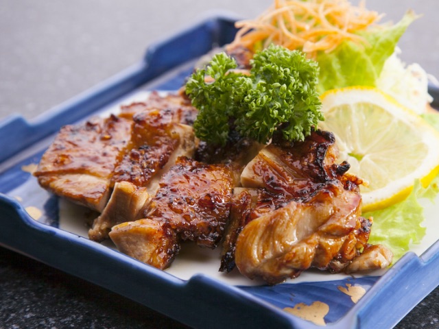 提供各種堅持當地食材的菜單