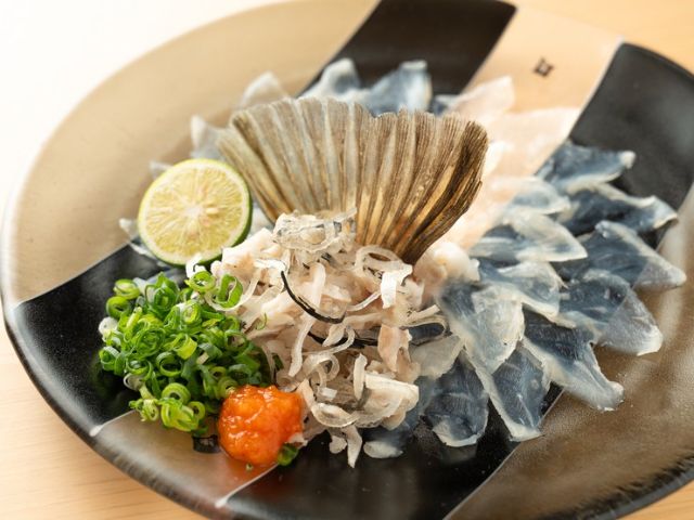 A hidden Japanese restaurant where seasonal fresh fish from the Sanriku Sea can be enjoyed.