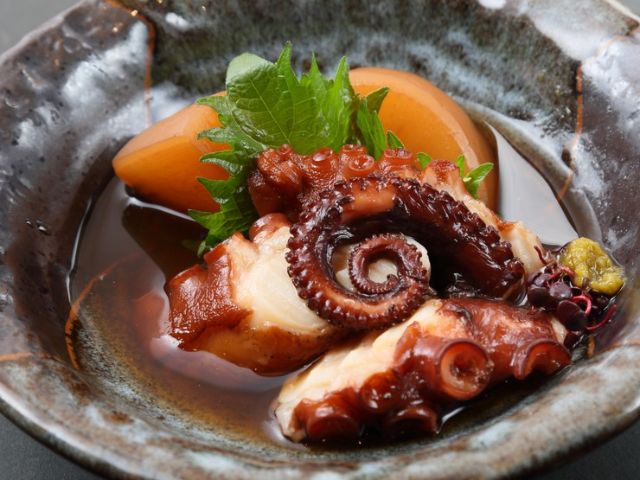 在盐竈享受立食风格的新鲜海鲜
