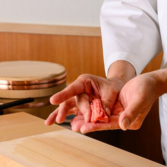 Enjoy authentic sushi slowly in Tokyo. A special restaurant with private rooms.
