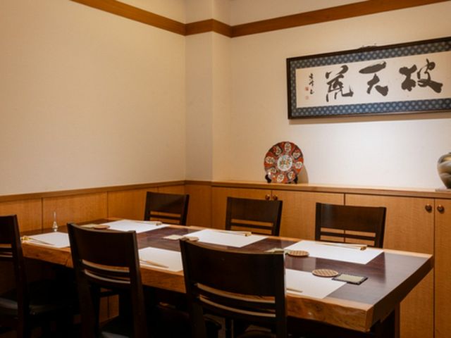 東京慢慢享受正宗的壽司。擁有個室的特別餐廳