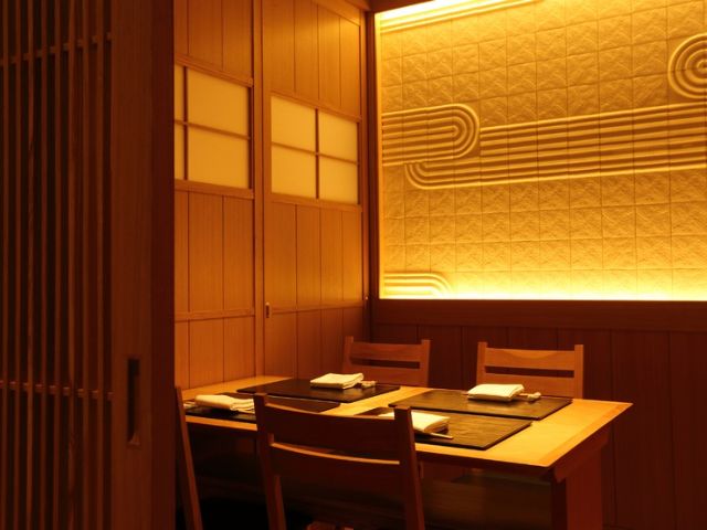 東京慢慢享受正宗的壽司。擁有個室的特別餐廳