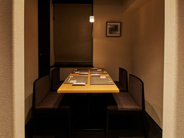 東京慢慢享受正宗的壽司。擁有個室的特別餐廳