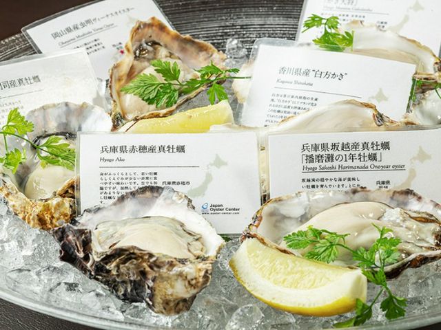 Freshly harvested shell-on oysters and a variety of unique à la carte dishes are available.