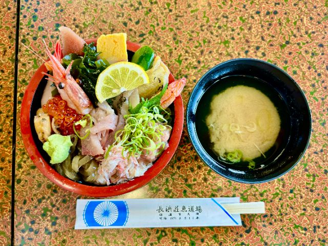 Lunch with Kaisendon dish at Nagahamasou