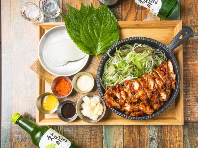 在这家时尚的韩国料理店,您可以品尝到健康的创新鸡肉料理