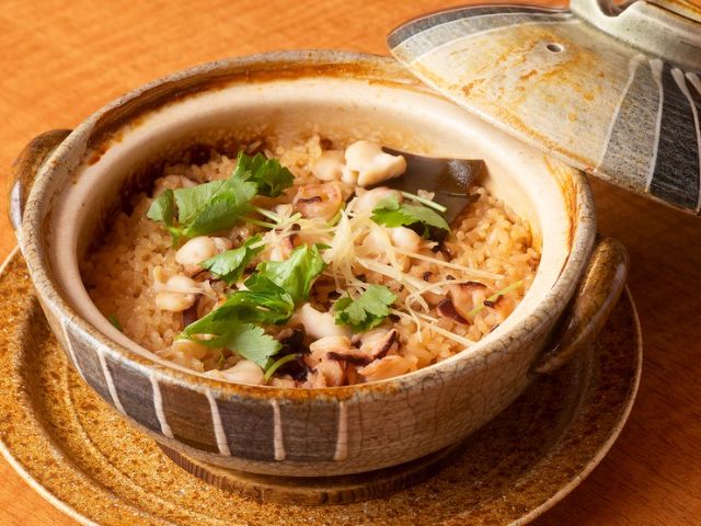 Enjoy seasonal dishes and sake selected by a master sake sommelier