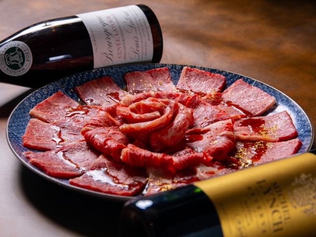 肉的專家嚴選的黑毛和牛燒肉，搭配名酒一同享用