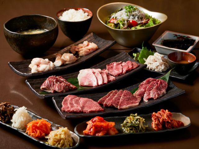 自家製側菜豐富，設有吧台的燒肉店