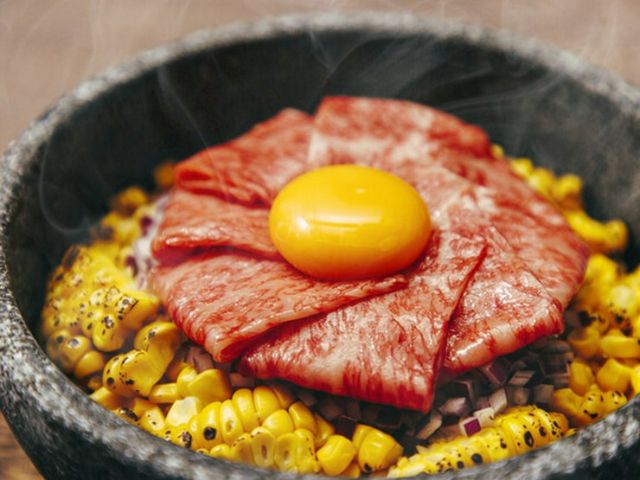 坚持使用国产A5级黑毛和牛的烤肉,季节限定菜单也是必吃