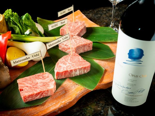 完全預約制的空間中，享受高級和牛與鮮魚的鐵板燒