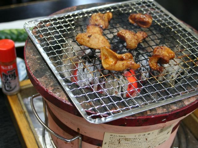 將豬肉或內臟肉用炭火烤熟。享受下町的味道！