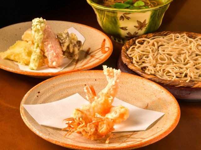 Enjoy exquisite soba made from homemade flour, served with seasonal tempura