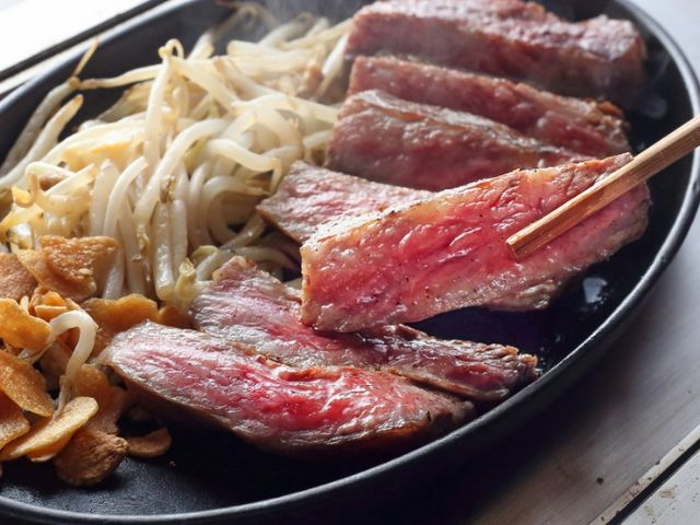 A cozy teppanyaki restaurant where one can casually enjoy black wagyu steak