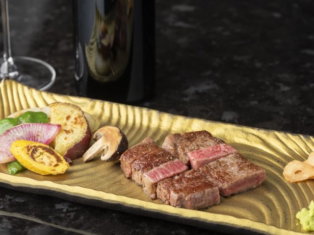 At a teppanyaki restaurant reminiscent of a hideaway for adults, they savor the taste of Awaji beef.