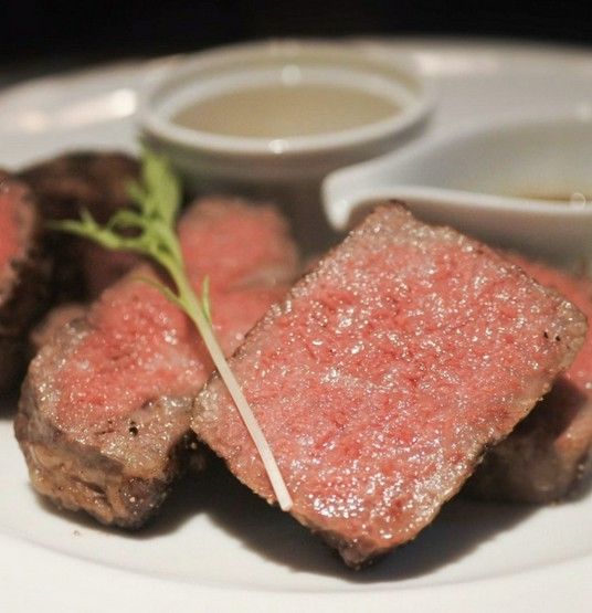 A sophisticated bistro for enjoying high-grade steak & wine