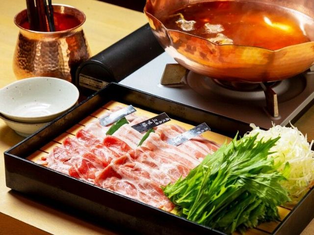 在榻榻米房间里放松享用高品质的「涮涮锅」和「日式煮肉片」