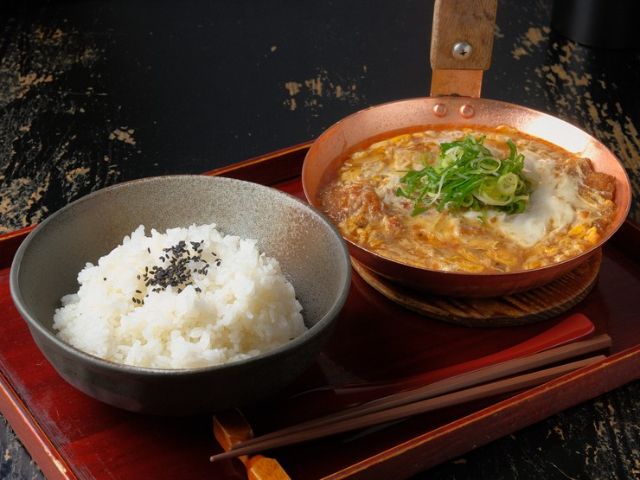 在复古空间中尽享大阪·浪速的美味「かつどん」!