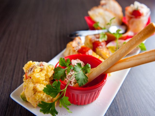 A chic bar known only to those in the know, satisfying both the heart and the stomach.