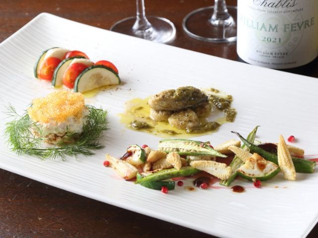 隱藏版風格同樣迷人，可享用美食與酒精的餐酒吧