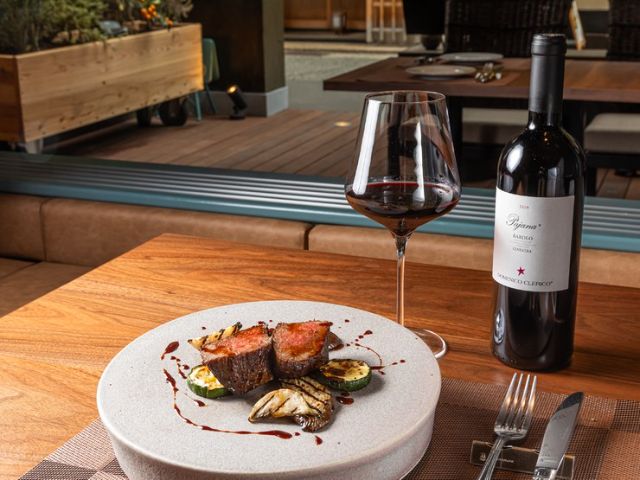 Enjoy authentic Italian cuisine and carefully selected wines while feeling the breeze of Kobe