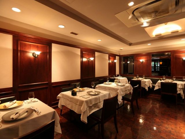 Within walking distance from Sannomiya Station. A restaurant one would want to visit when in Kobe.