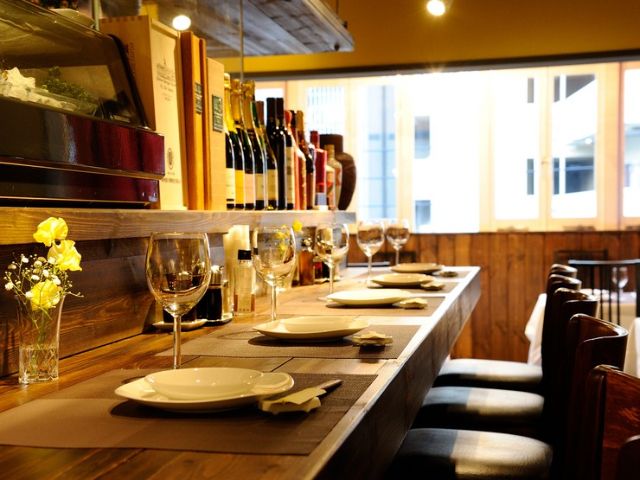Within walking distance from Sannomiya Station. A restaurant one would want to visit when in Kobe.