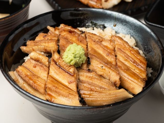 Thoroughly savor Himeji specialties such as conger eel and local sake
